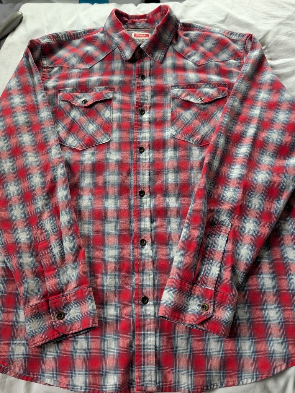 Wrangler Men's Button Up Plaid Shirt. Size XLarge. Long Sleeves..